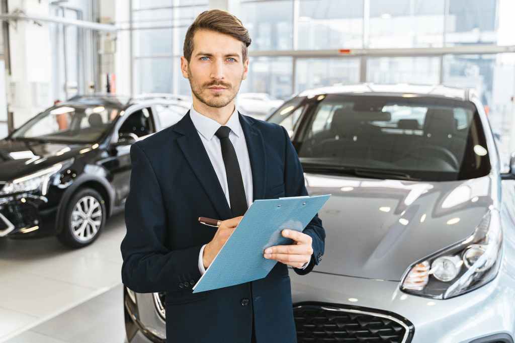 What is difference between showroom and&nbsp;dealership?